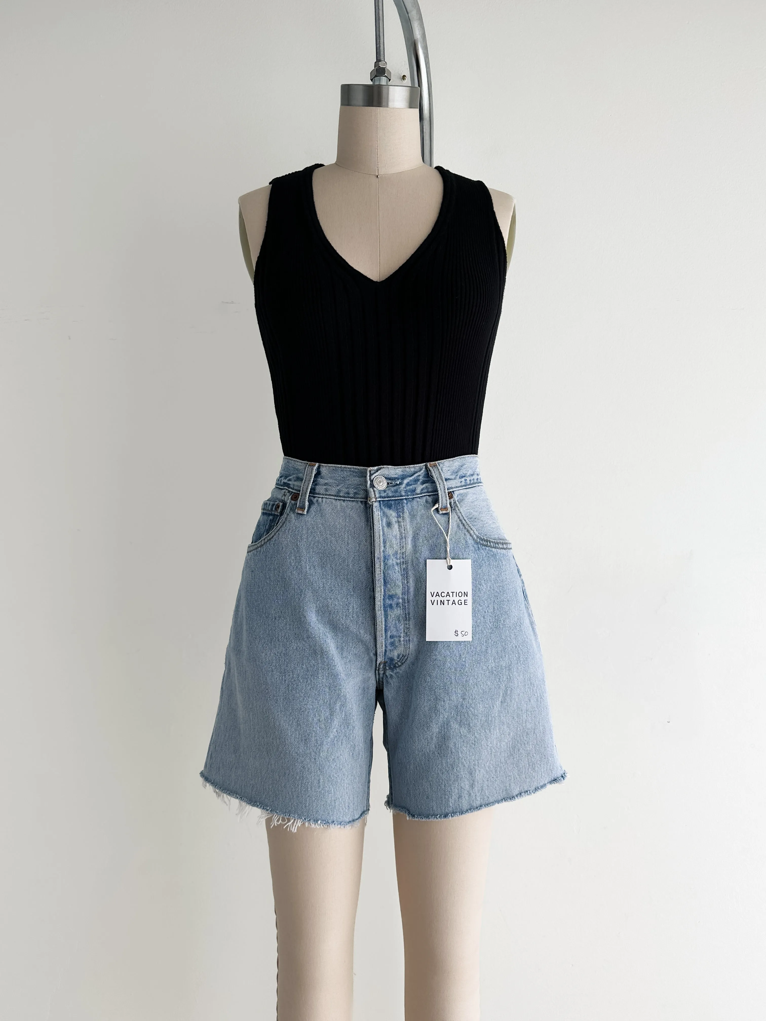 vintage levis 501 jean shorts (M/L)