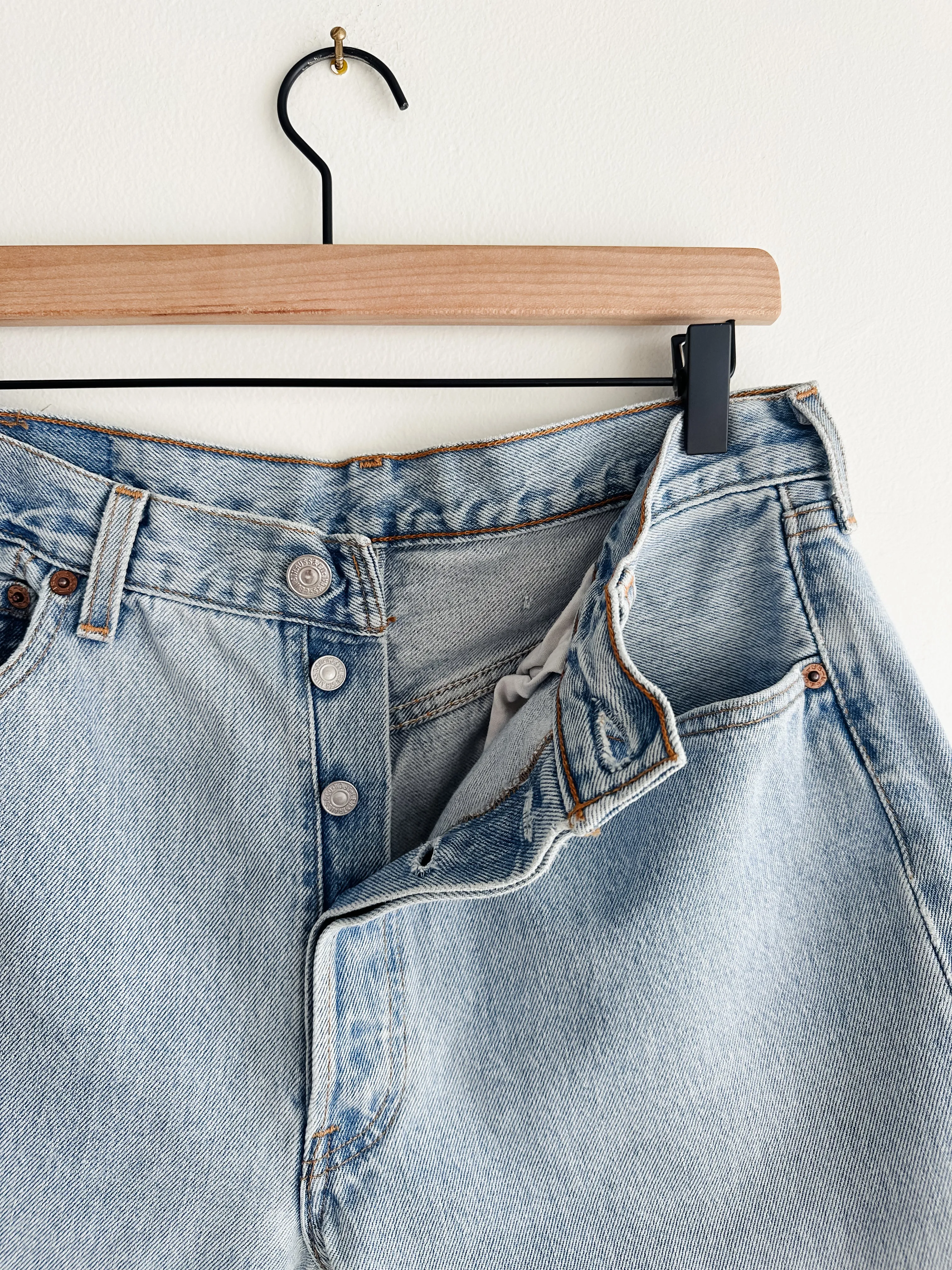 vintage levis 501 jean shorts (M/L)