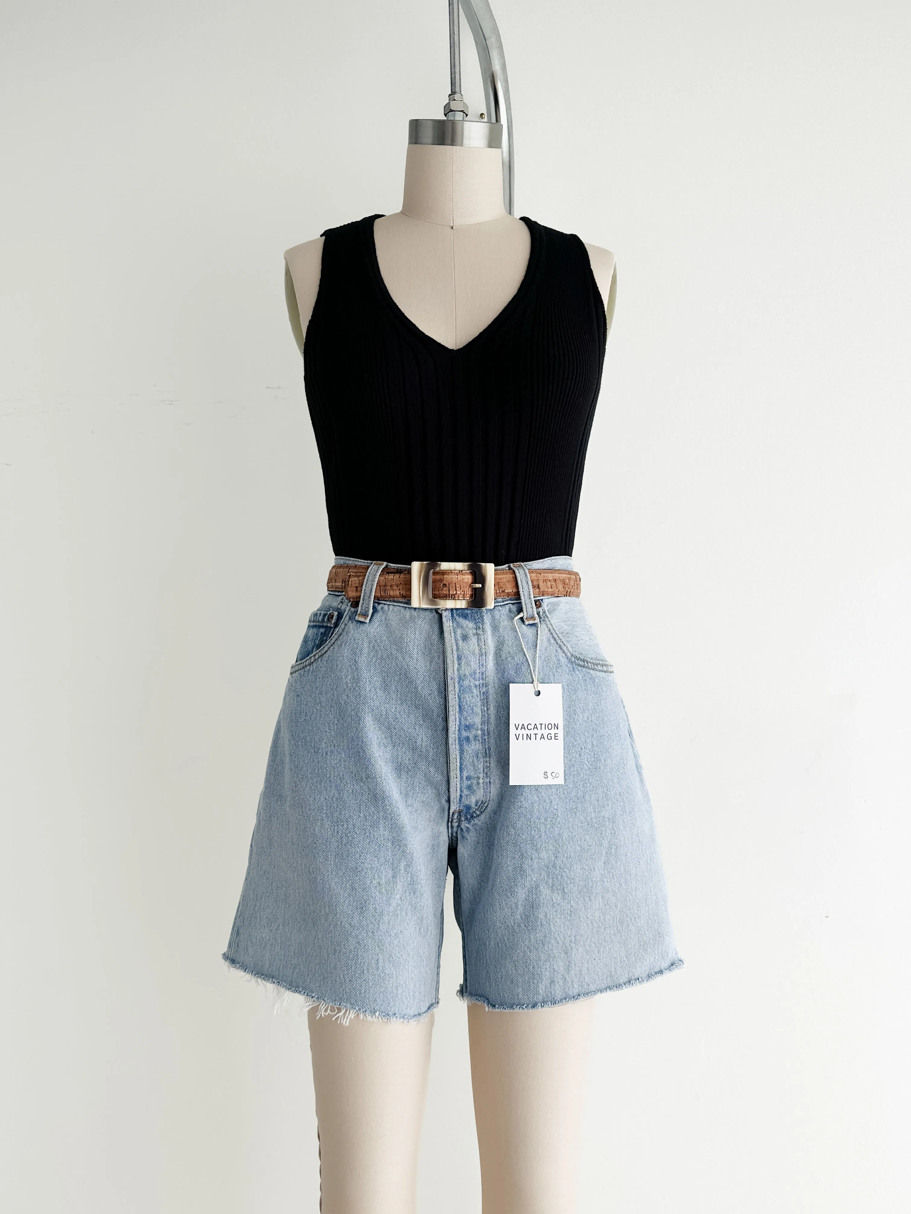 vintage levis 501 jean shorts (M/L)