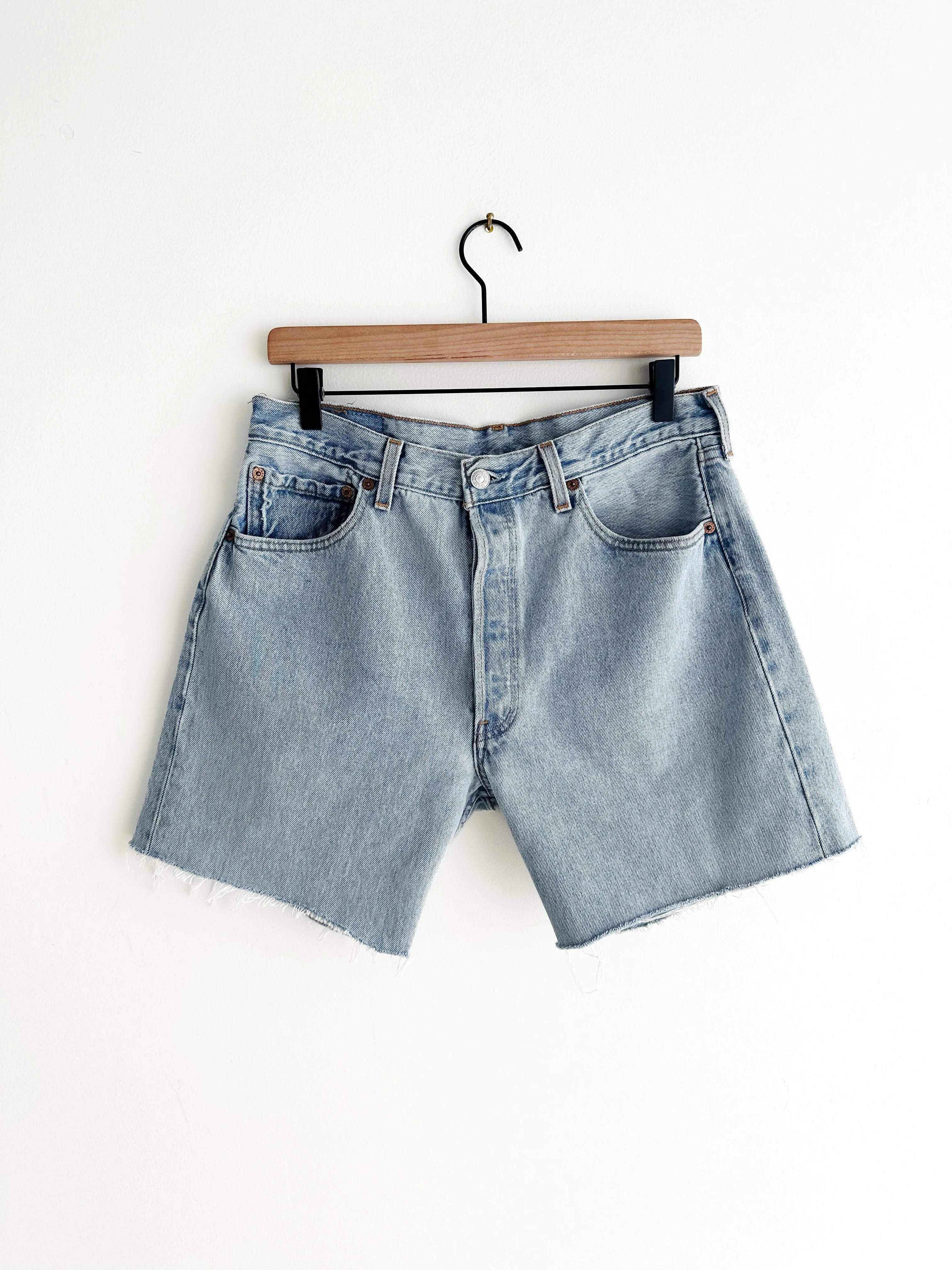 vintage levis 501 jean shorts (M/L)