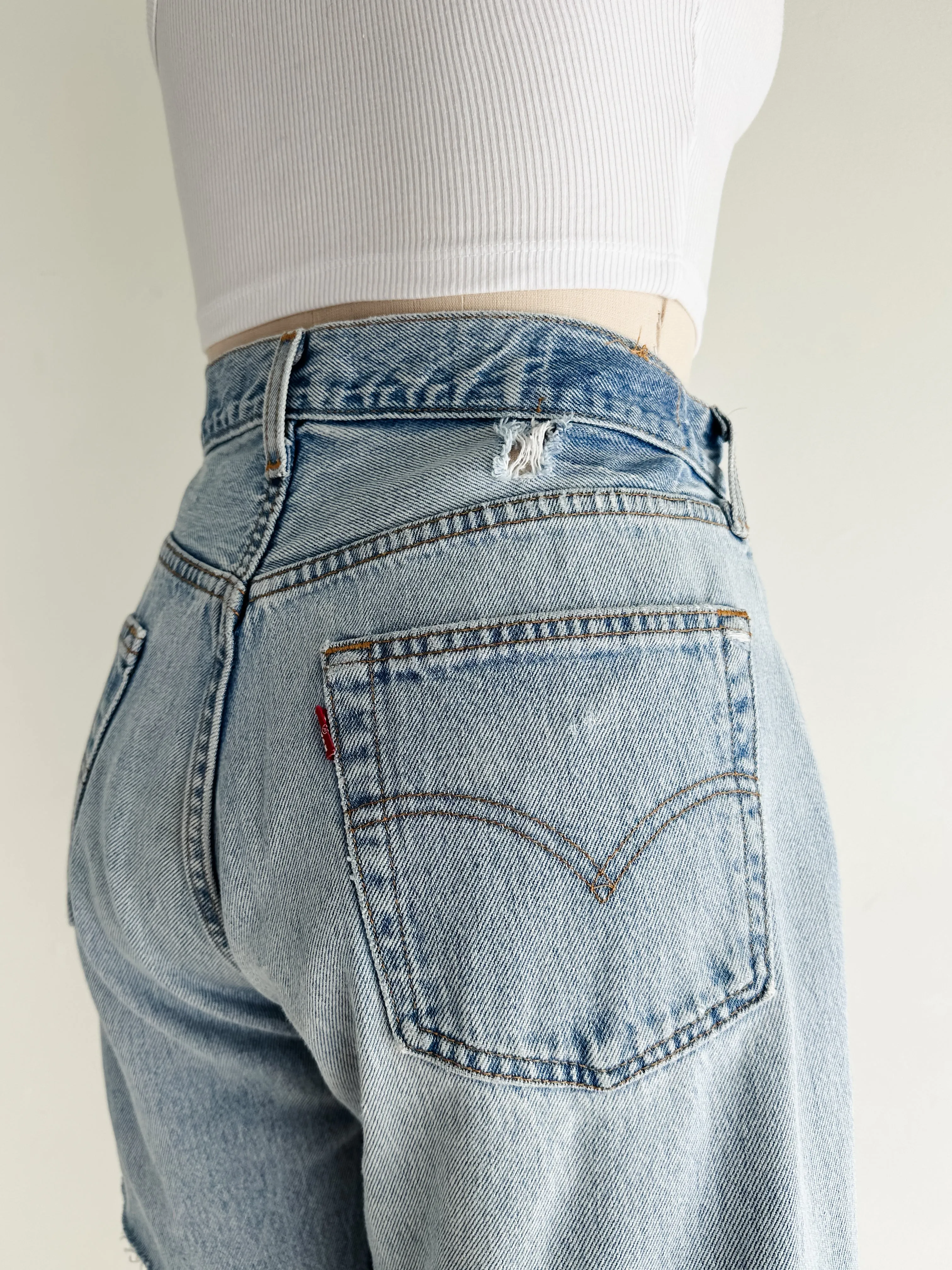 vintage levis 501 jean shorts (M/L)