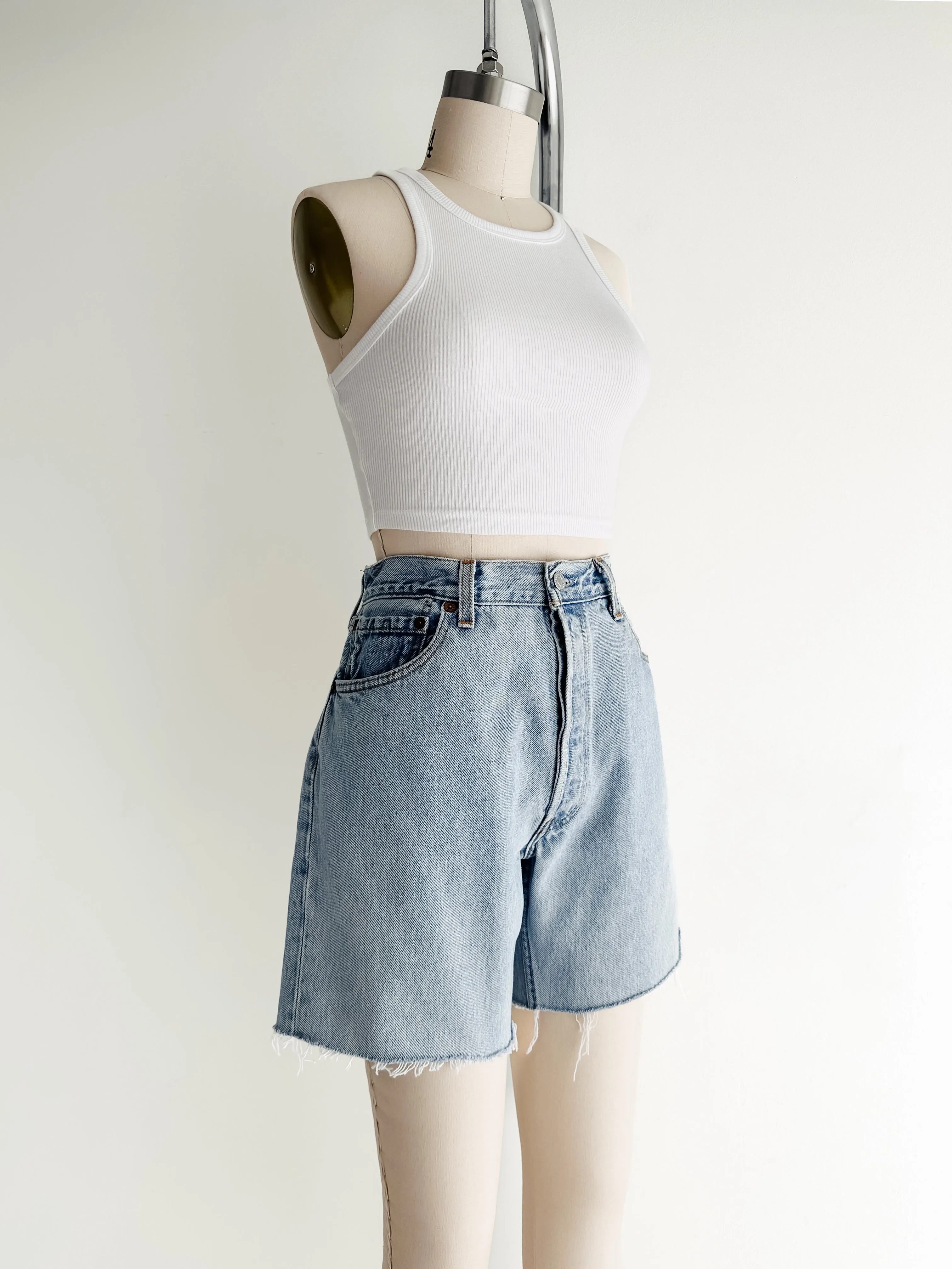 vintage levis 501 jean shorts (M/L)